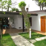 Beautiful Single Villa With Spacious Private Garden - Beach Place Included